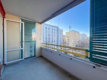 Lasitetulta parvekkeelta avautuvat näkymät yhtiön avaralle pihalle lounaan suuntaan.