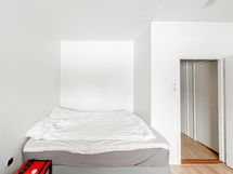 Alkovi on 200cm leveä ja 90cm syvä.