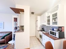 Keittiössä on mukavasti myös kaappi -ja laskutilaa.