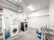 Taloyhtiön pesutupa.