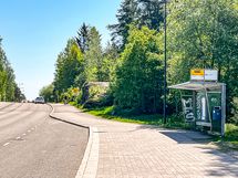 Bussipysäkki Ruutikellarintie on vajaan 5 minuutin kävelymatkan päässä.