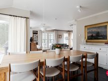 Avara ruokahuone/olohuone yhdistelmä.