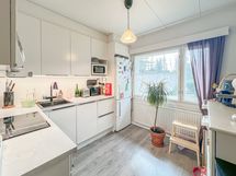 Keittiössä tilaa ruokapöydälle.