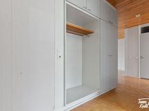 Eteisessä kaappitilaa hyvin