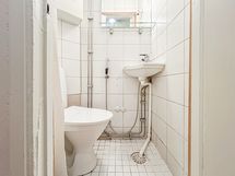 Kodissa ei ole suihkua, mutta löytyy bidee sekä kulman takaa julkinen sauna.
