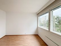 Makuuhuoneessa on hyvin tilaa myös parisängylle.