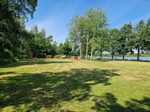 Talon takana olevaa puistoaluetta