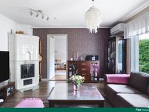 Olohuoneen isot ikkunat antavat valoa paljon oleskeluun.