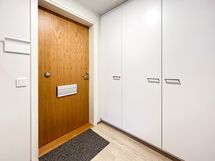 Eteisessä on ovien takana naulakko ja siivouskaappi.