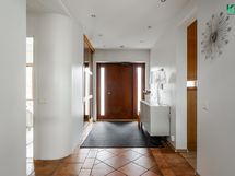 Eteisaulassa runsaasti kaappitilaa