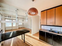 Avokeittiö on siistissä kunnossa ja siellä on mukavasti tilaa kokkailuun.