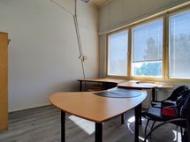 Toimistohuone ikkunoilla