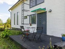 Terassilta käynti pikkuyksiöön