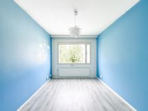 Asunnon toinen makuuhuone. Seinien maalaaminen on neuvoteltavissa.
