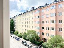 Näkymä ikkunasta Päivärinnan kadun suuntaan pohjoiseen.