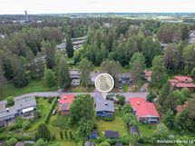Sveitsin uimala n. 850 m, Hyvinkään Sairaala n. 2,9 km.