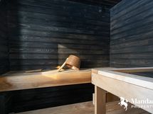 Tumman ja puun yhdistelmällä oleva sauna.