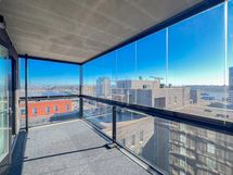 Isolta lasitetulta parvekkeelta on upeat näkymät lounaan suuntaan.