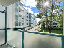 Asunnon parveke on hiljaisen sisäpihan suuntaan.