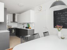 2021 tyylikkäästi remontoitu Puustellin keittiö