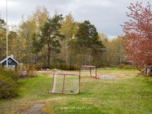 Taloyhtiöllä on rauhallinen ja suojaisa piha-alue.