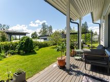 Näkymä terassilta piha-alueelle