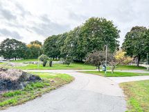 Ilolan puisto on lyhyen kävelymatkan päässä.