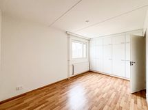 Huoneen ikkuna on idän suuntaan.