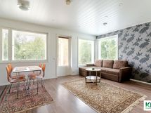 Pienemmän asunnon olohuone.