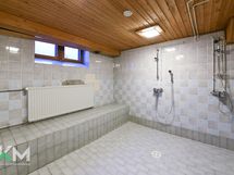 Taloyhtiön saunan kylpyhuone