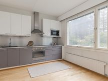 Keittiössä iso ikkuna ja tila ruokapöydälle