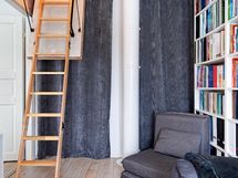 Arkiolohuoneesta on alaslaskettavat tikkaat ullakolle.