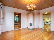 Olohuoneessa on pönttöuuni