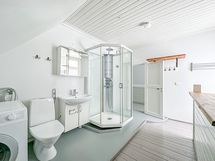 Yläkerrassa on oma kylpyhuoneensa, joka toimii samalla myös kodinoitotilana