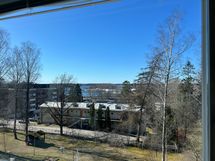 Merinäköala ikkunoista, ilmansuunta on länteen.