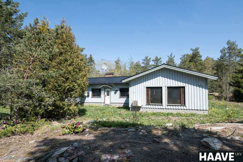 Talo kalliolla, metsikön vieressä