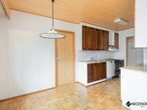 Ruokailutila ja avokeittiö.