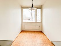 Ruokaryhmä mahtuu ikkunan ääreen.