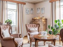 olohuoneessa ikkunat kahteen ilmansuuntaan