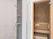 Pesuhuone ja sauna on remontoitu ajan mukaisiksi.