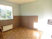 autotallin päädyssä oleva varastohuone