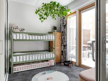 Viherhuone toimii yhtenä lisähuoneena ja sieltä käynti omalle pihalle.