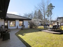 Tontti rajautuu terassialueen takaa