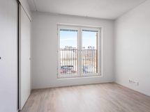 Valokuva  asunnosta C 51 - makuuhuone 2 ranskalaisella parvekkeella.