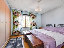 Myös molemmissa makuuhuoneissa on kaapistot.