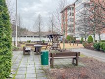 Sisäpiha on rauhallinen ja viihtyisä.