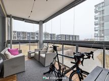 Lasitettu parveke lännen suuntaan