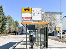 Bussit liikennöivät lähellä samoin kuin juna.