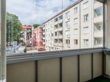 Lasitettu parveke sisäpihalle