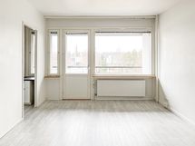 Ikkunat ja parveke luoteeseen.